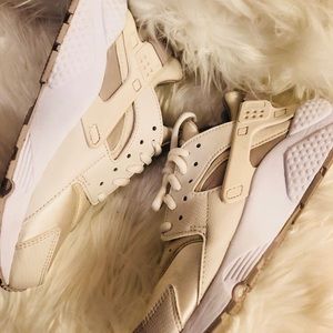 Like new huaraches champagne